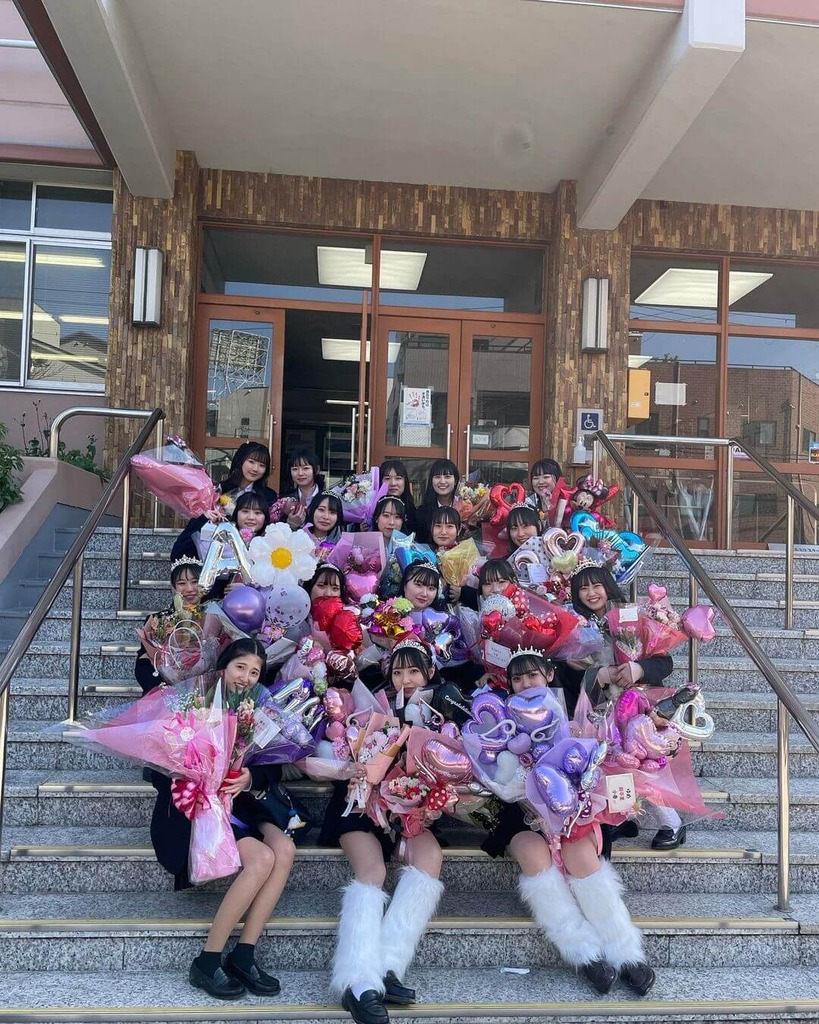 【画像】卒業間近でみんなでおふざけしてる女子高生が可愛すぎるwww