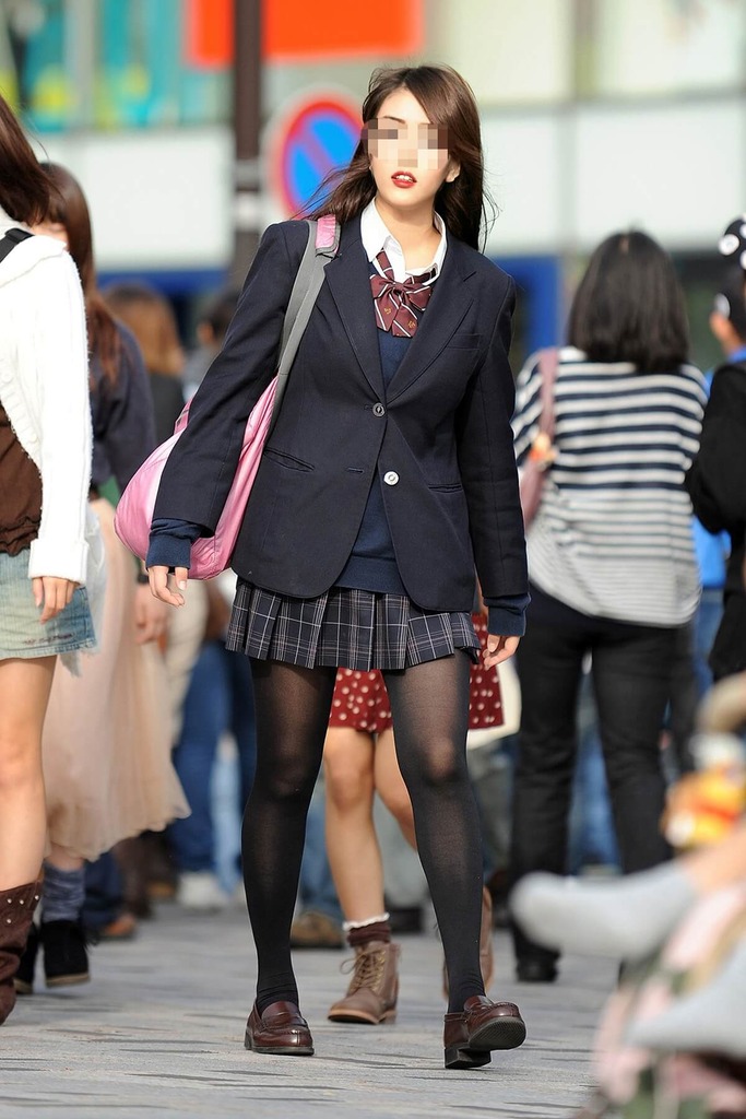 【画像】黒タイツJKは気分次第で生足JKよりもエロく見える時があるよなwww