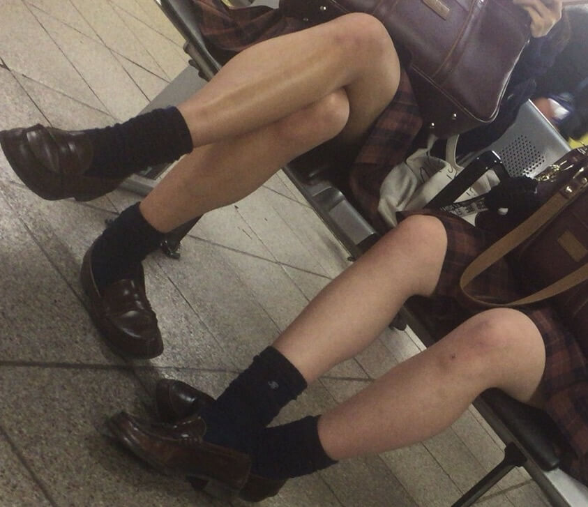 【画像】無防備に脚組みしてる美味しそうな女子高生の太ももをペロペロ舐めたいよな