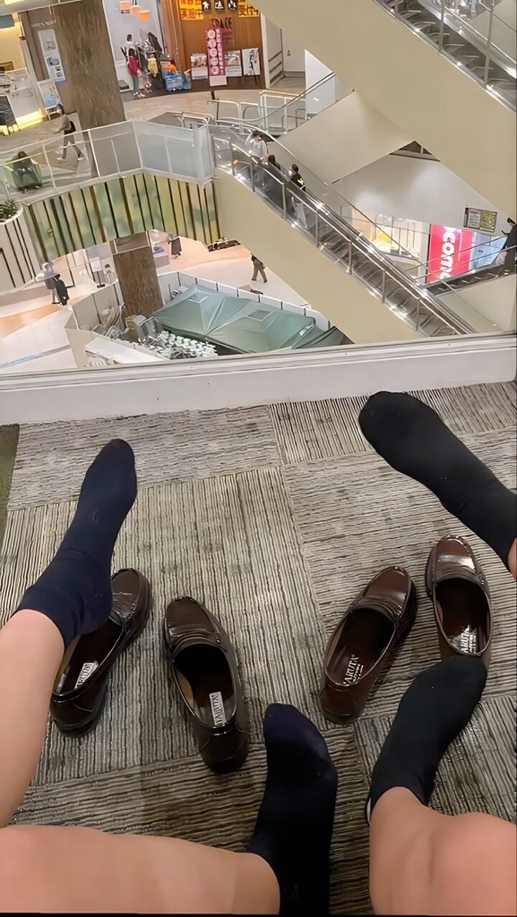 目撃する難易度が高い女子高生の靴下裏だよなwww