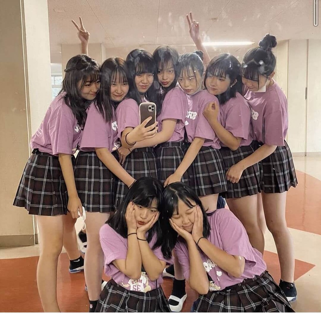 こんなにたくさんの女子高生に囲まれたら勃起治らないってww