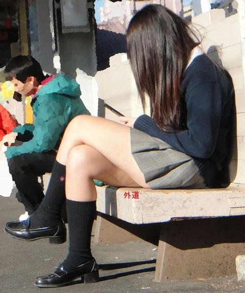 ムチムチ太ももの脚組みJKを見かけた日は大吉だな