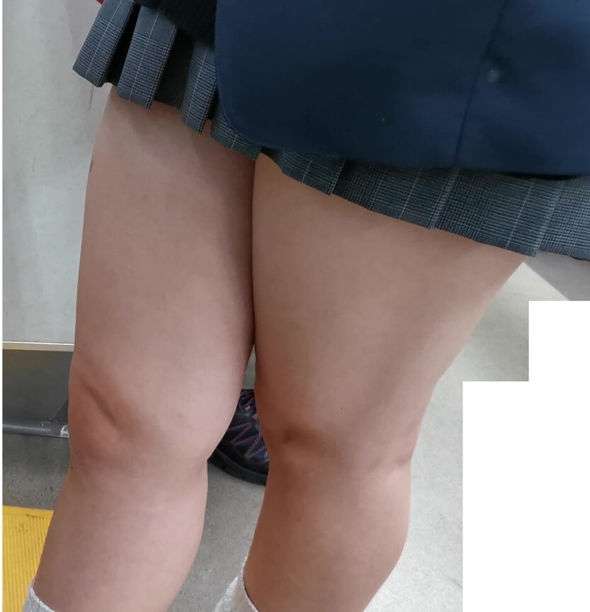 こんな目の前で女子高生の太ももが見られるだけでヌケちゃうよwww