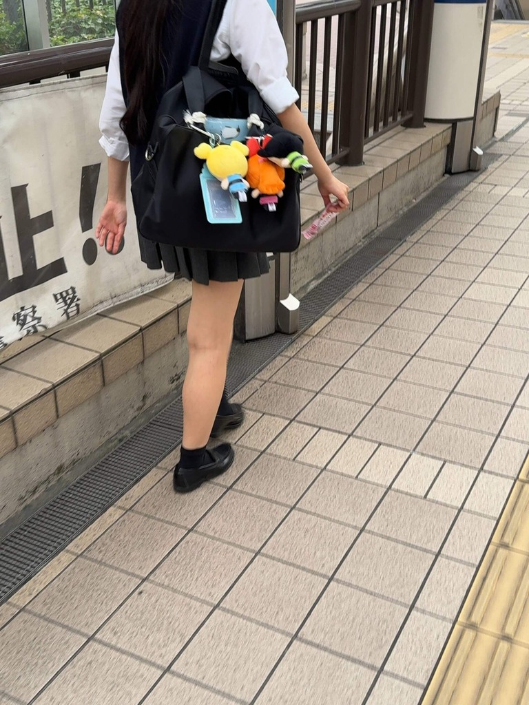 【画像】街に女子高生がいるだけで活気が溢れて経済成長するだろwww