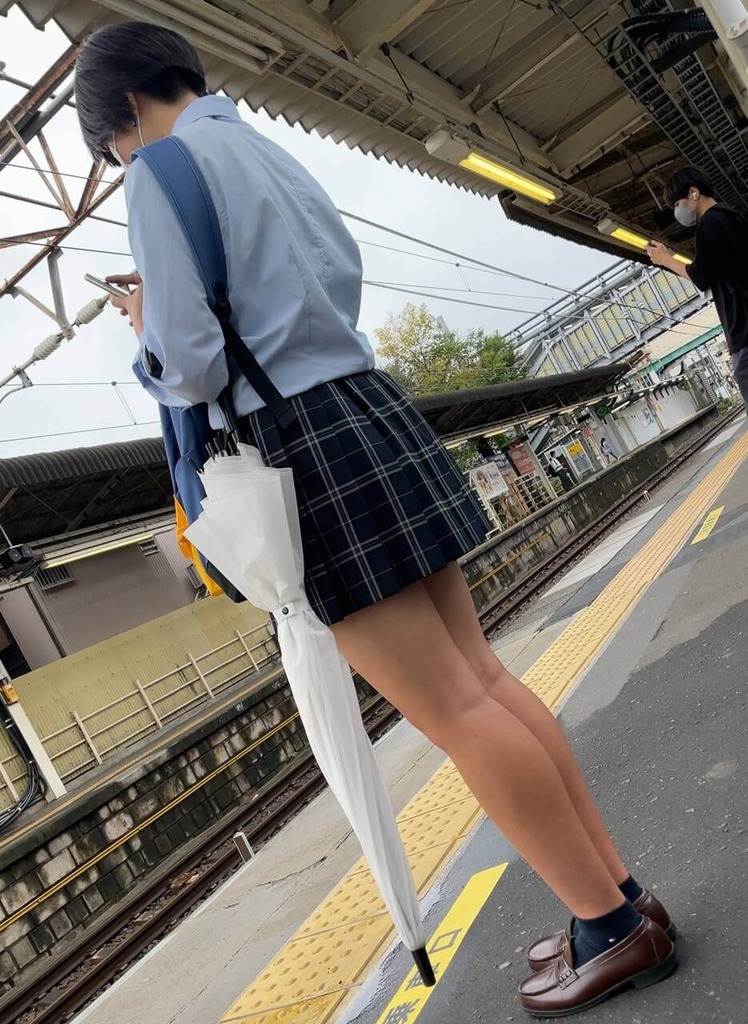 【画像】令和の女子高生は油断していると電車で撮られちゃうよなwww