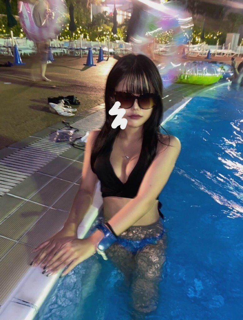 【画像】女子高生の発達途中の身体がよく見れるえちえち水着JK画像www