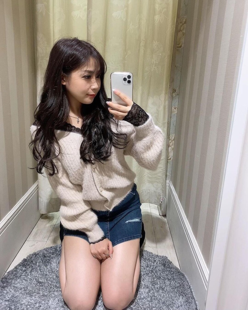 学校にいる時と雰囲気がガラリと変わる私服JKっているよなww