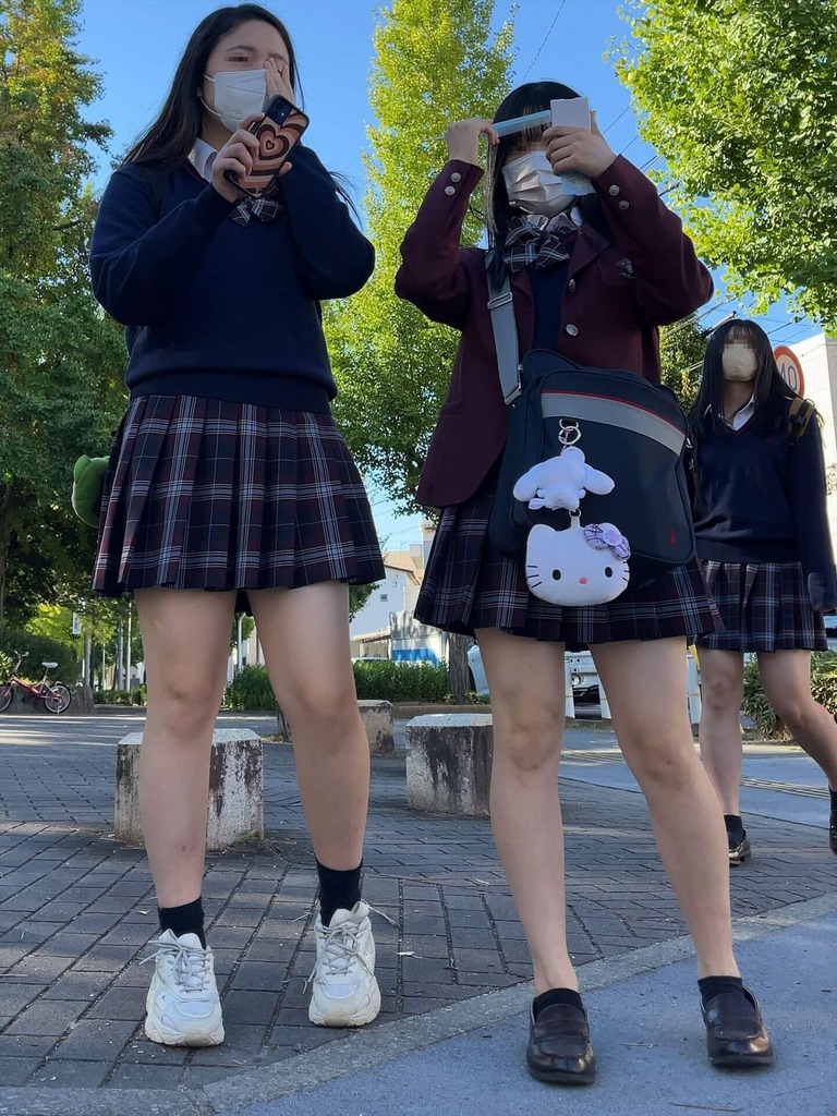 【画像】たまには街中にいる女子高生をじっくり観察したいよなww