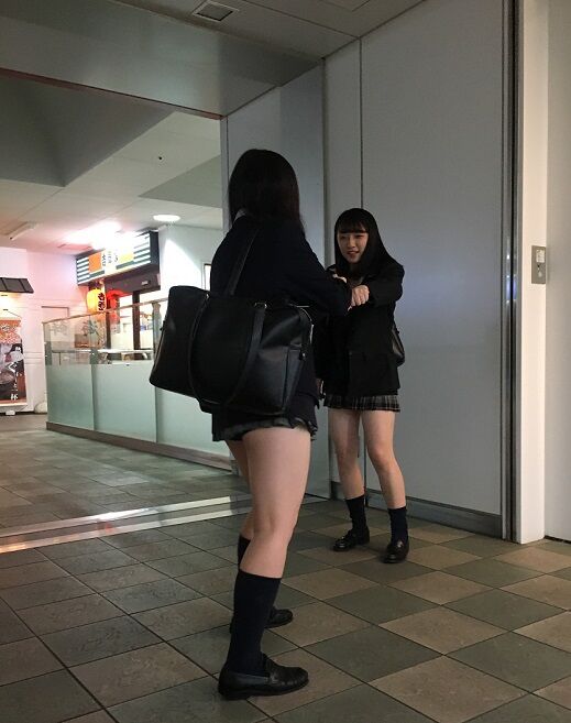 友達同士でふざけ合う女子高生www