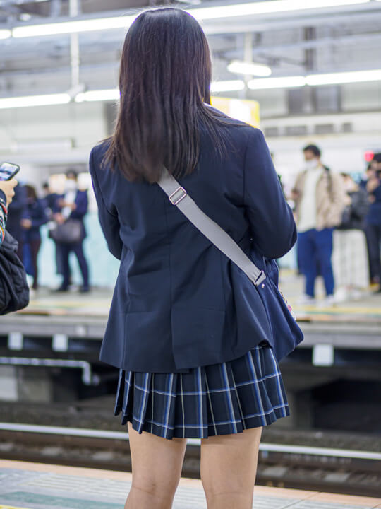 駅のホームで待っている女子高生を見かけたら立ち位置を考えてしまう奴www