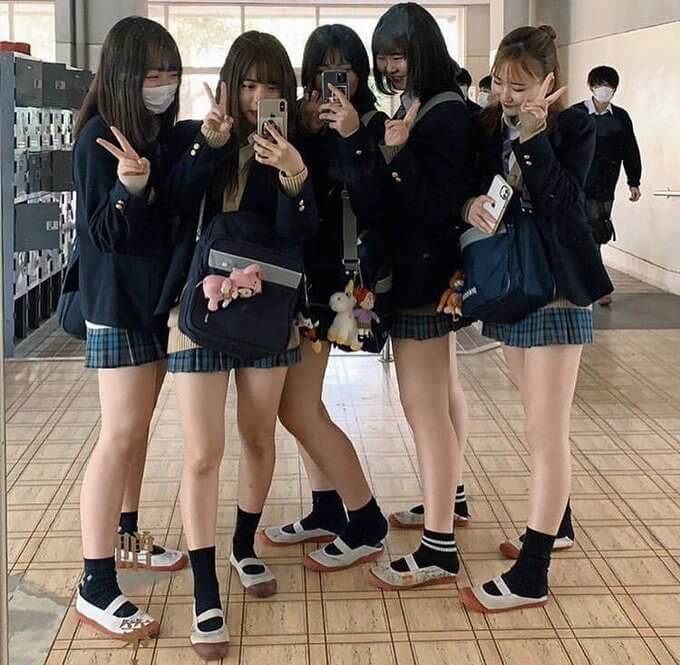 【画像】ミニスカ女子高生...全員集合！