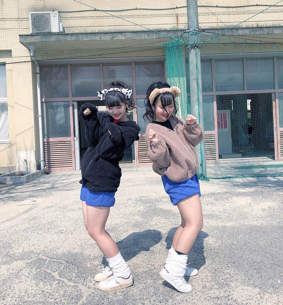 【画像】ルーズソックス履くならもう少し女子高生の脚が太い方が似合うよなwww