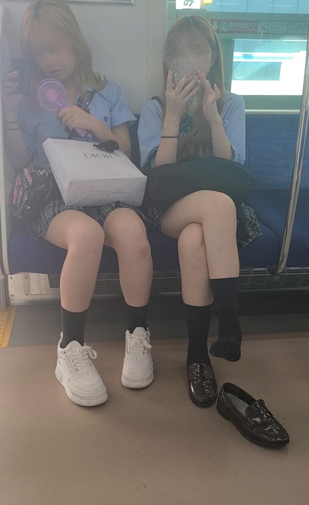 【画像】生意気そうな足組みJKにイチモツを踏まれたい