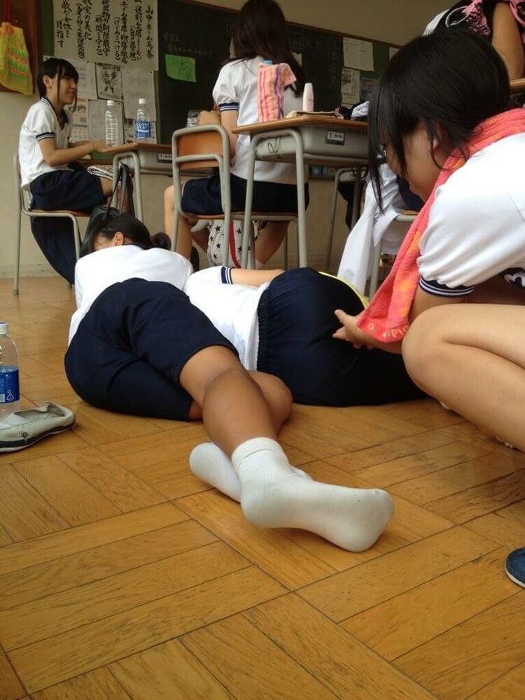 学校でおふざけしてるだけなのにエロすぎる女子高生たち