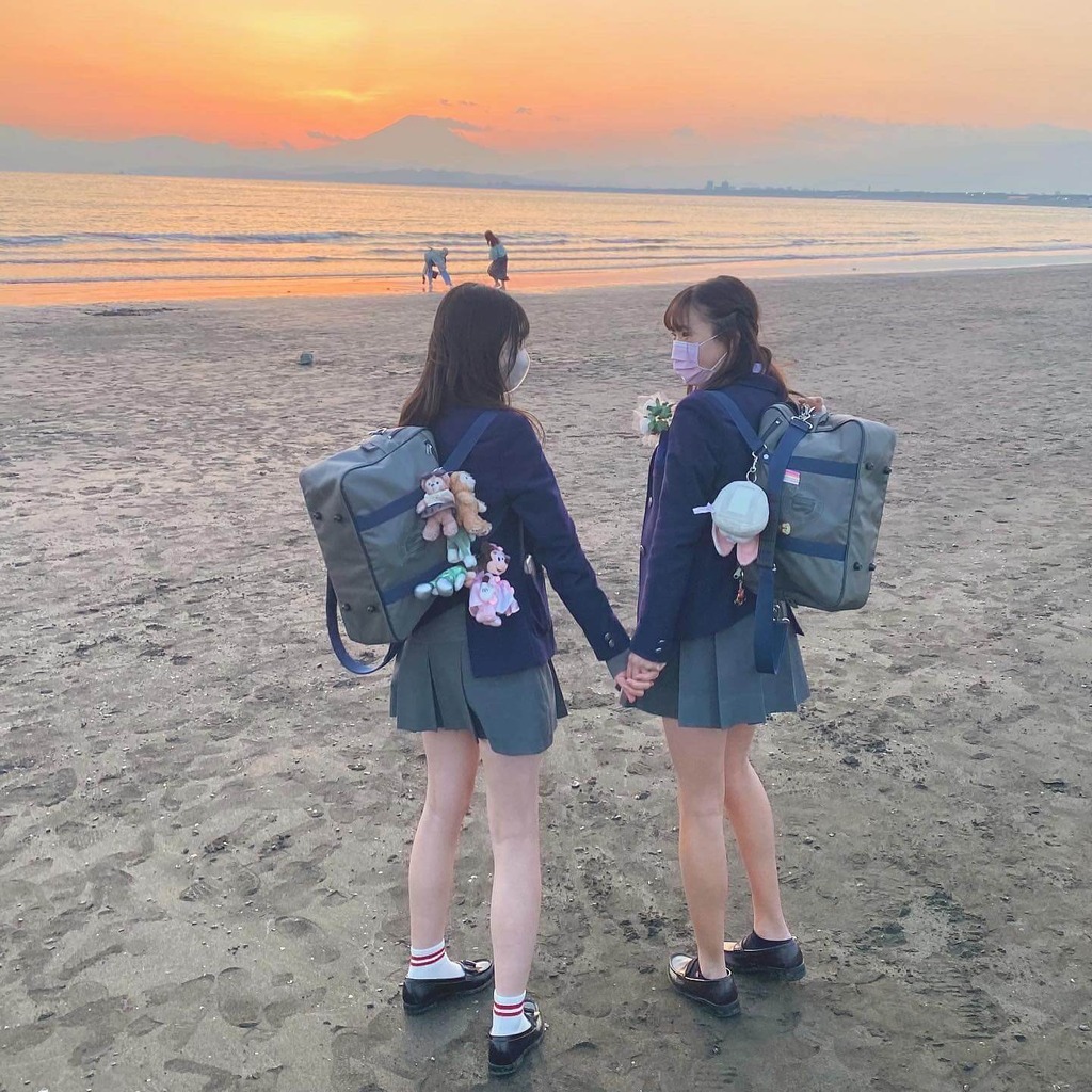 【画像】真夏の太陽と海！そして女子高生の生足を見て寒さに負けるな！！