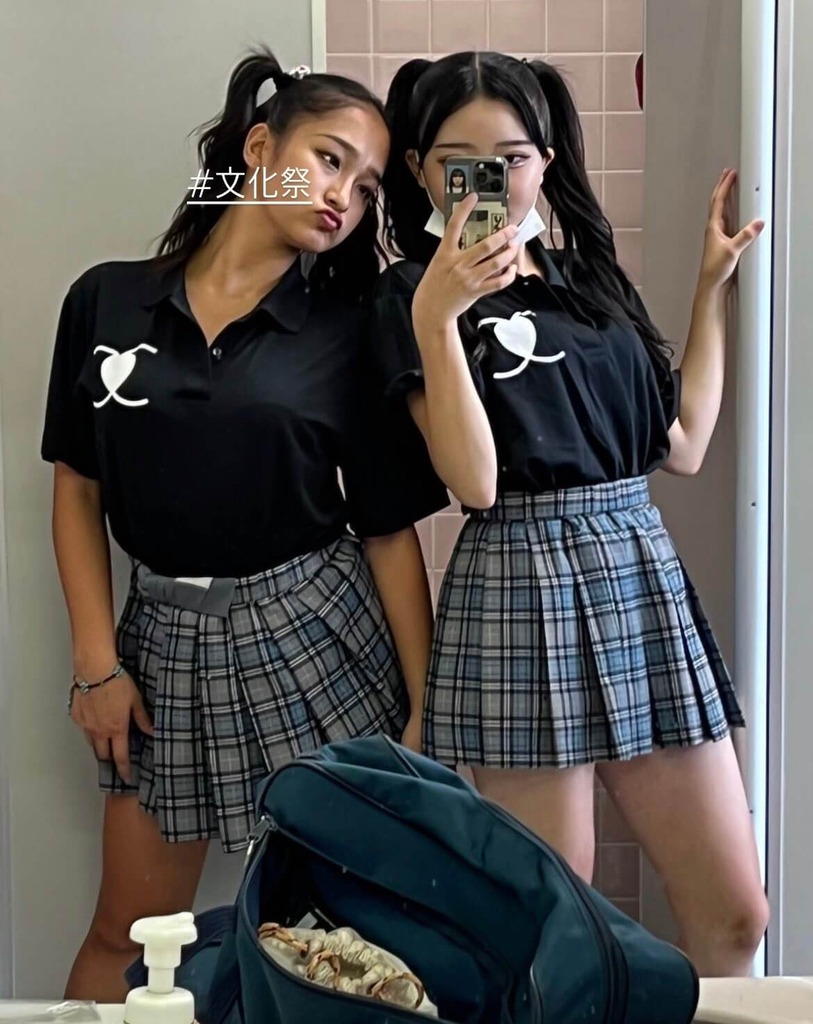 おっきい鏡は自撮り女子高生の撮影スポットになっちゃうww