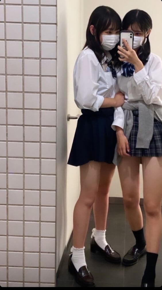 【画像】鏡じゃなくて僕の目の前でポーズをとってほしい仲良し女子高生