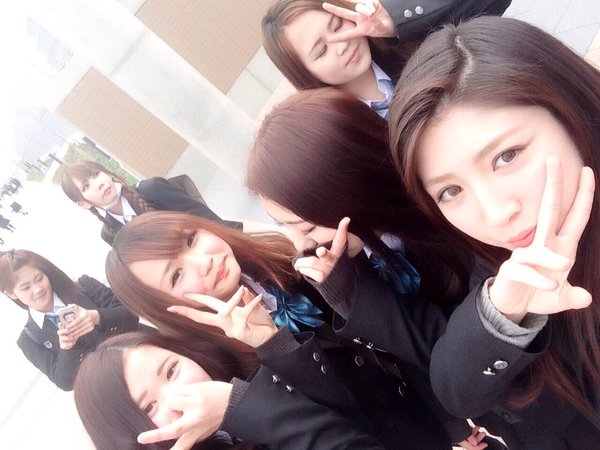 女子高生がいっぱいで溜め息が止まらないww