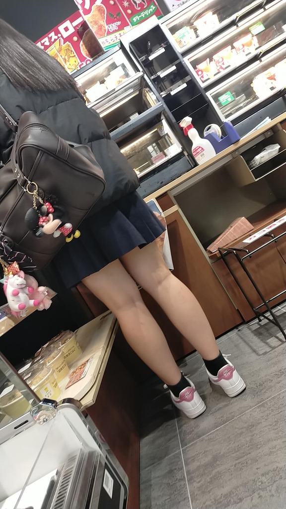 警戒心が強いJKが増えてきて後ろ姿の写真が減ってきて残念ww