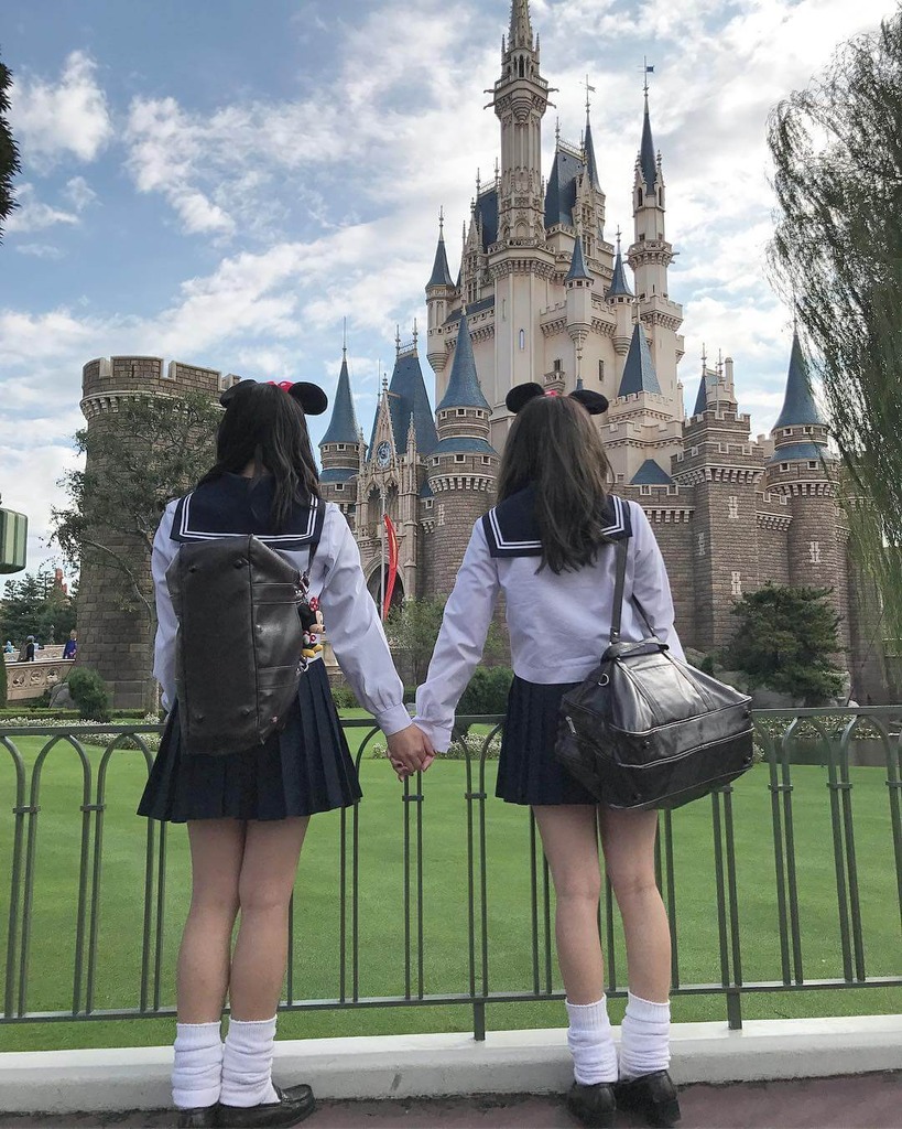 夢の国なら女子高生を後ろからされげなく抱きついても許されるよなwww