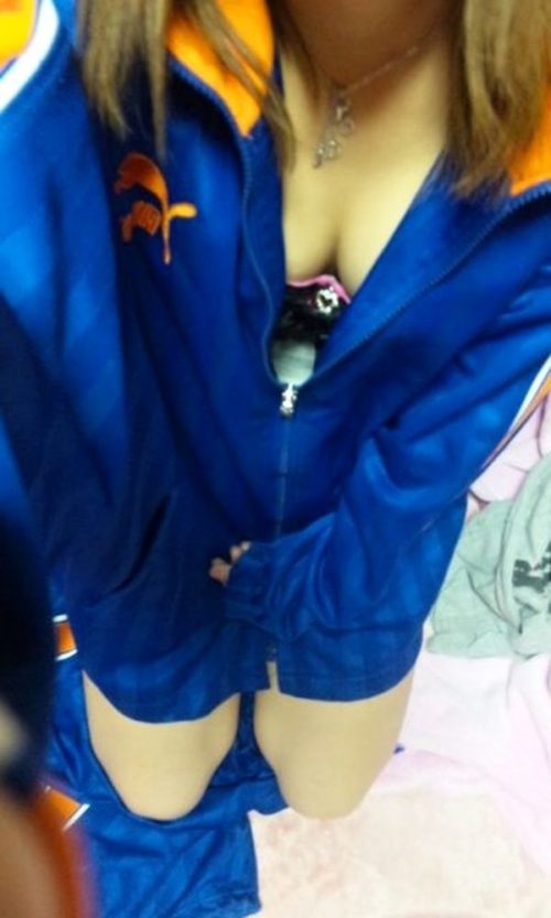 若気の至りでネットにエッチな姿を晒しちゃった女子高生