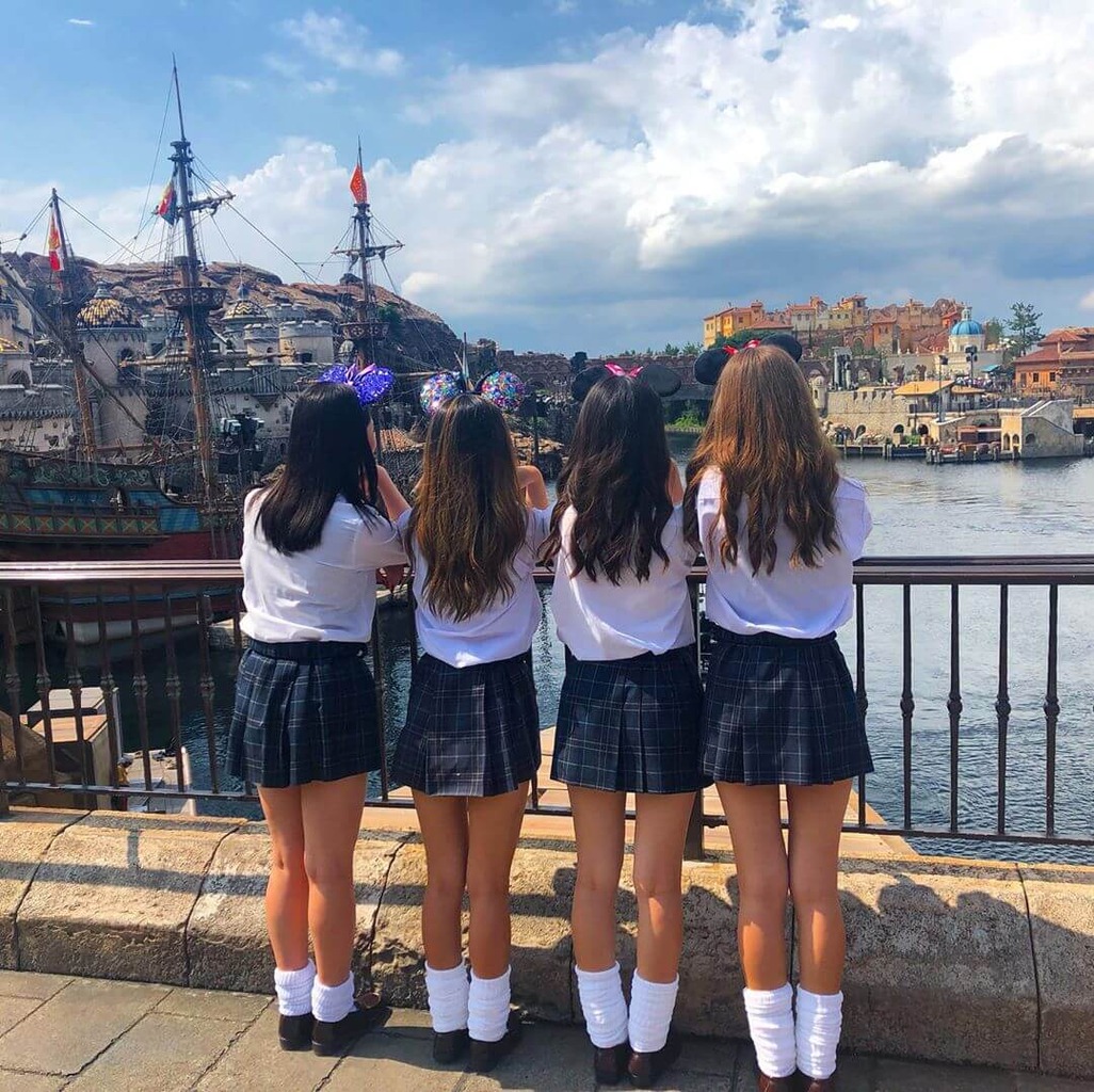 顔を見なくても後ろ姿だけで可愛さが伝わる女子高生