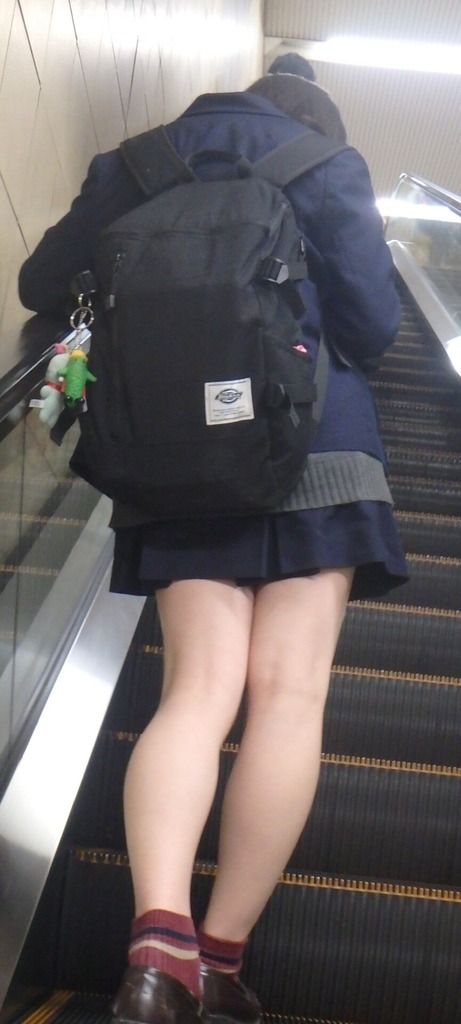 昔に比べてエスカレーター使う時に警戒心が強い女子高生が増えたよなww