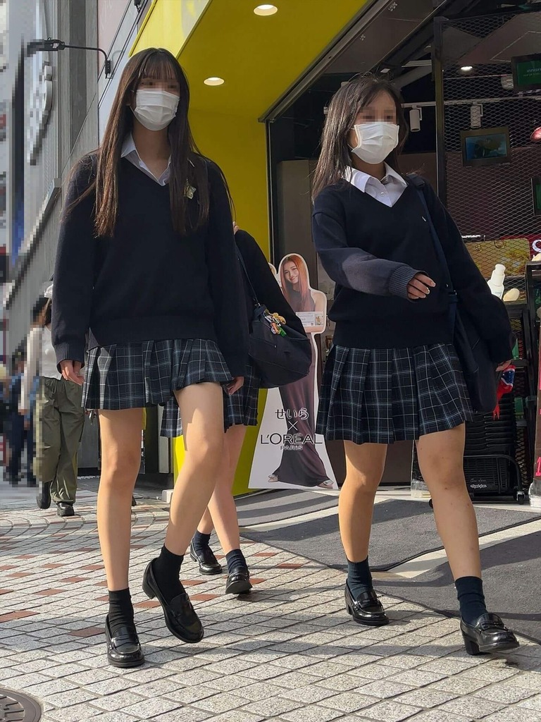 【画像】こういう街撮り女子高生はどうやってバレないように撮影しているのよwww