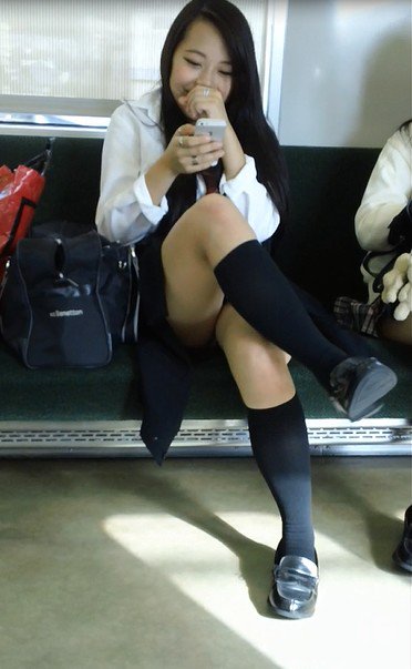 脚組みしてるドSな女子高生様に全部搾り取られたいww