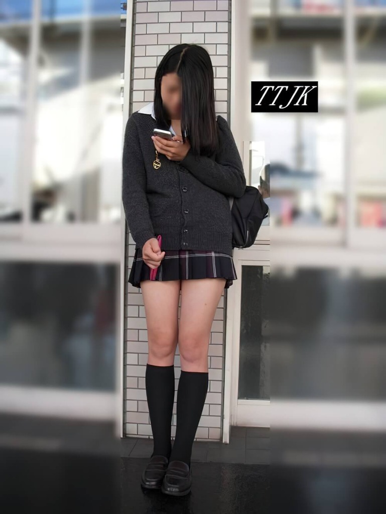 春になって生脚を出しやすくなったミニスカJKたち