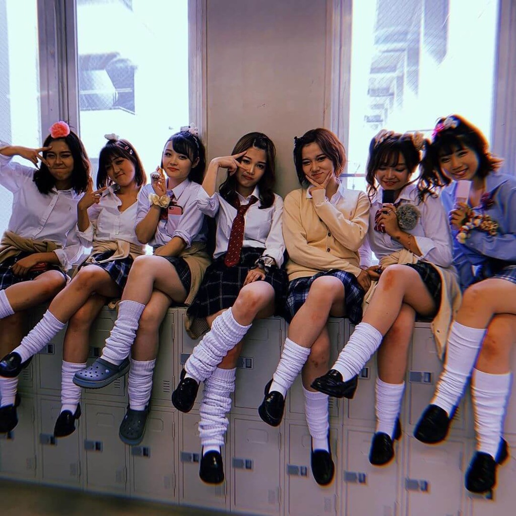 女子高生の中心に飛び込んで一緒に写真撮りたいよなww