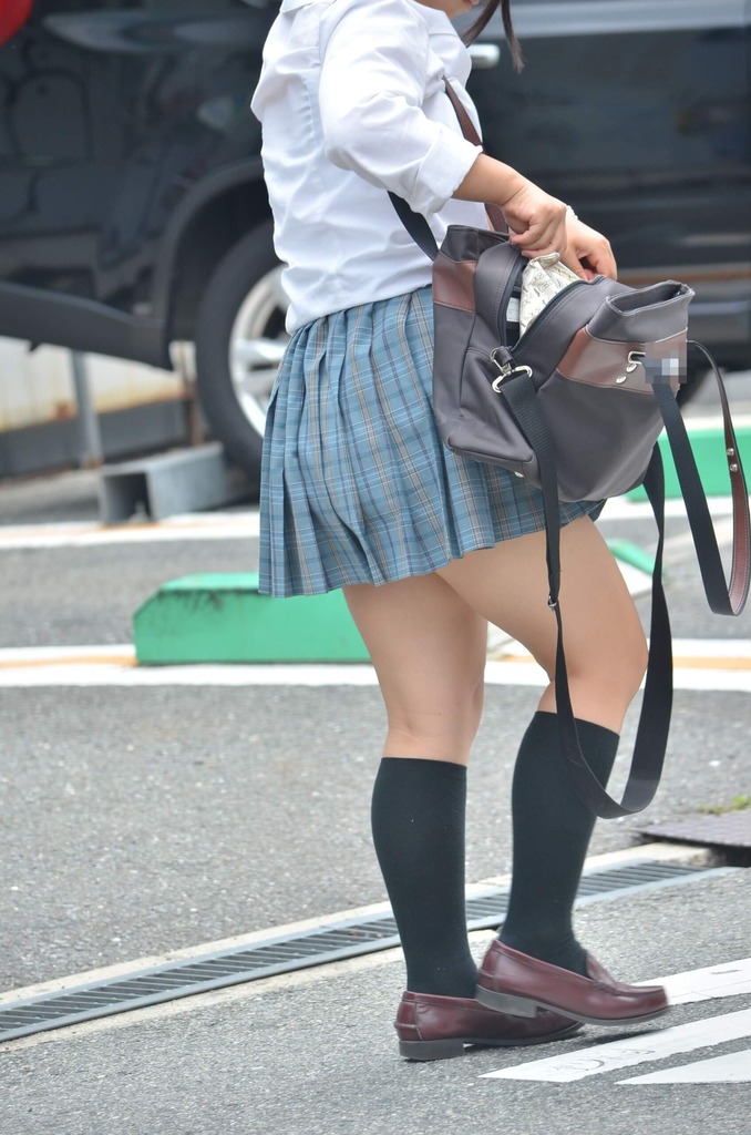 【画像】女子高生を見かけたら最初に太ももからチェックするよなwww