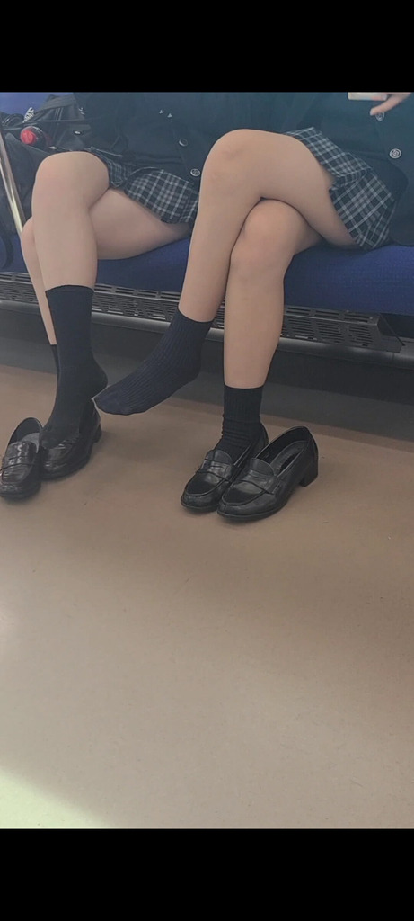 【画像】足組みしてる女子高生は最高にエロすぎて土下座しても良いぞwww