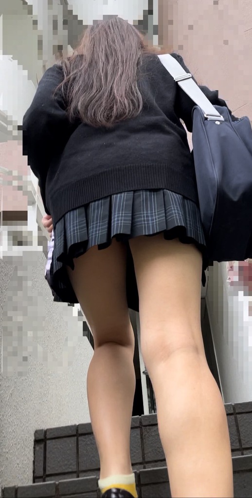 ミニスカ女子高生が目の前を歩いていたら視線が下がっていくよなwww