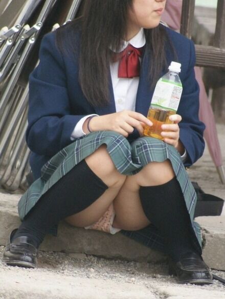 「JKさん見えてますよ❤️」こっそり教えてあげたい女子高生のパンチラww