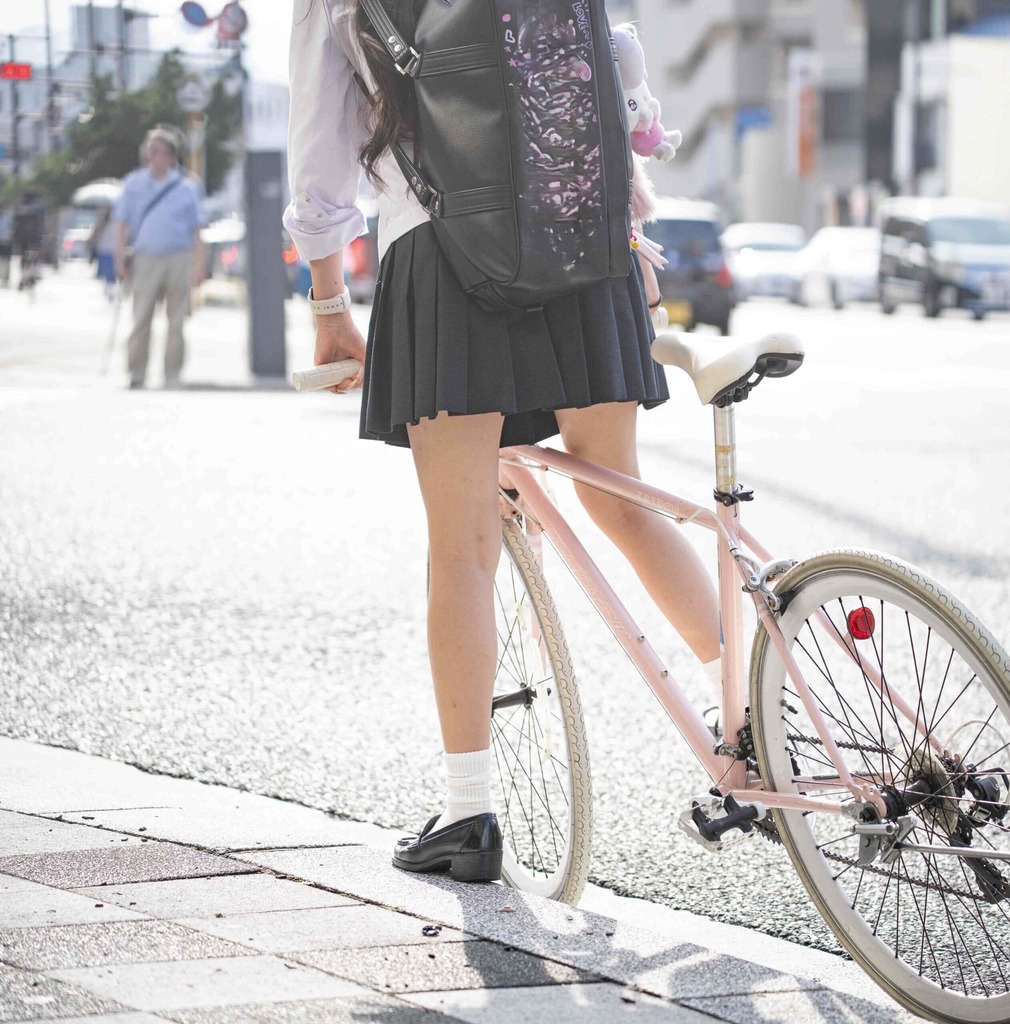 女子高生のエロ尻で潰されながら太ももで挟まれる自転車になりたいww