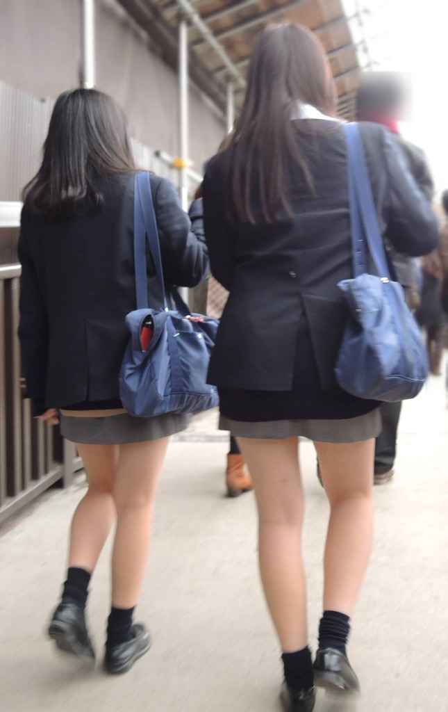 制服女子高生の後ろ姿がエロすぎて抱きつきたくなるのを我慢するしかないwww