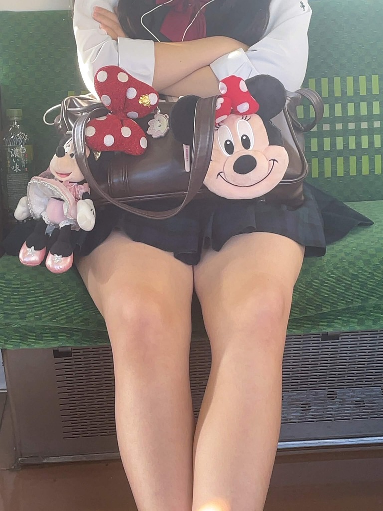 電車で女子高生がいた時に目線を下げて太ももを見てしまう奴www