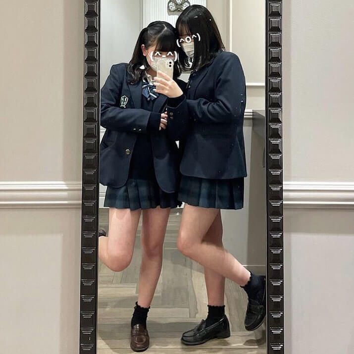 自宅の前に大きい鏡を置けば女子高生ホイホイになるんじゃねww