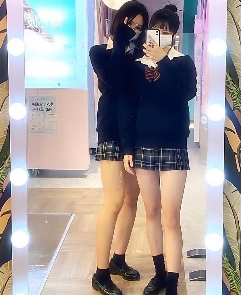 鏡に小型カメラを仕込めば制服JK撮り放題じゃねww