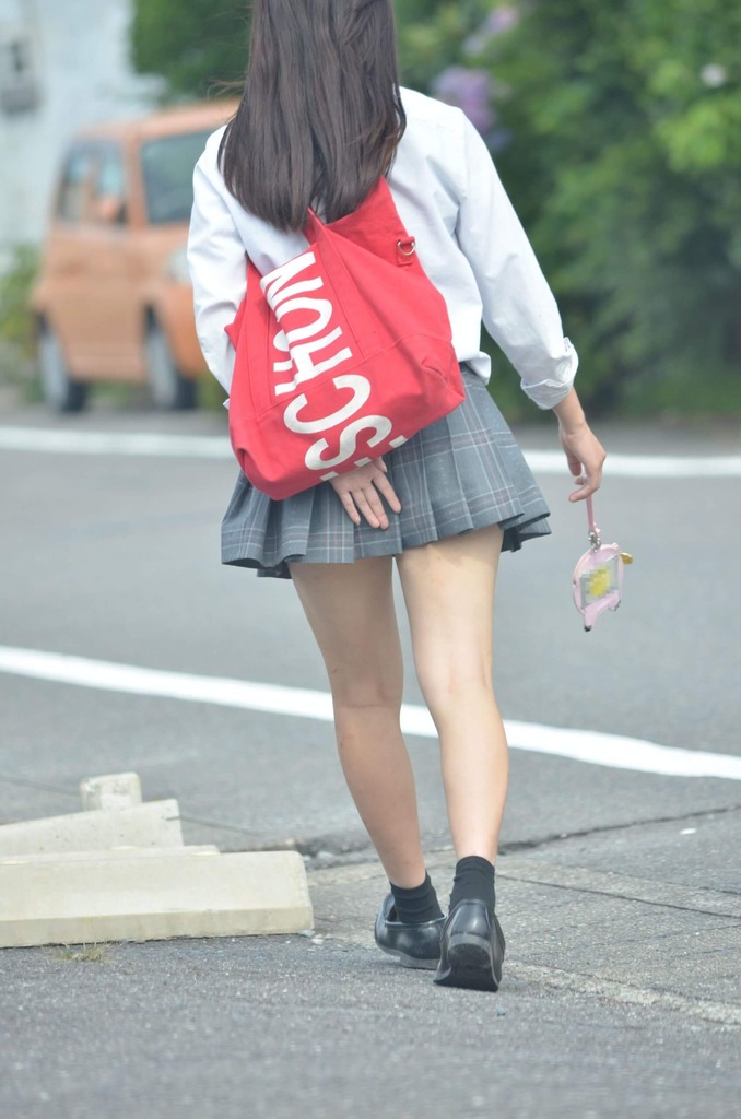 そのまま後をついて行きたい女子高生の後ろ姿