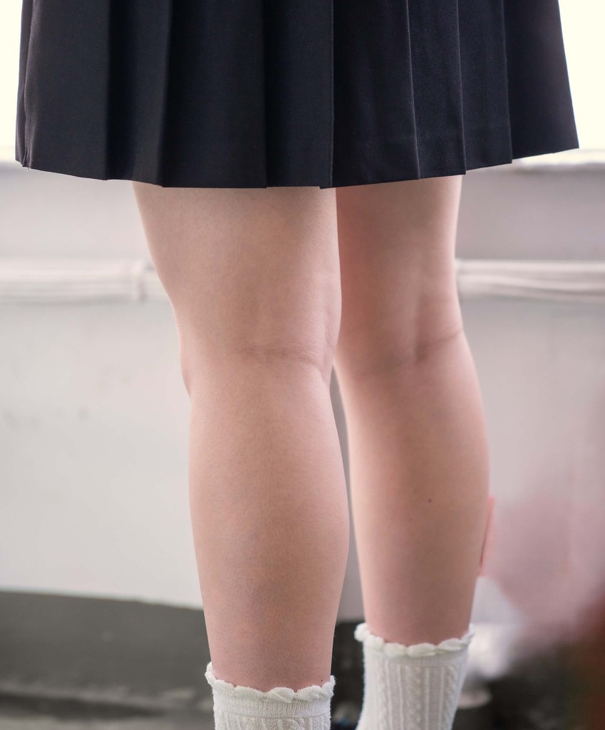 匂いを嗅ぎながらスリスリ頬ずりしたい女子高生の生足ww