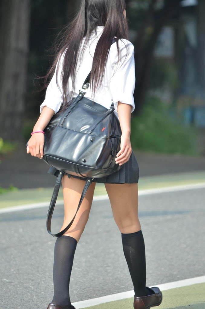 【画像】街でエロい太ももの女子高生を見かけたら尾行したくなるよなww