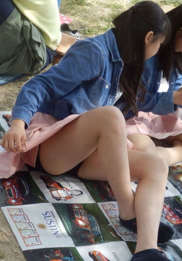 夢中になっていてパンチラしているのに気づかない私服女子高生たち