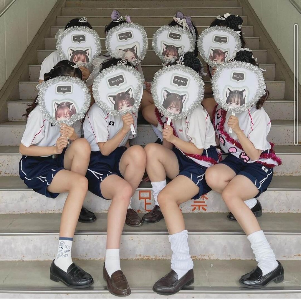 草むらから野生の女子高生が現れた...「たたかう」or「つかまえる」