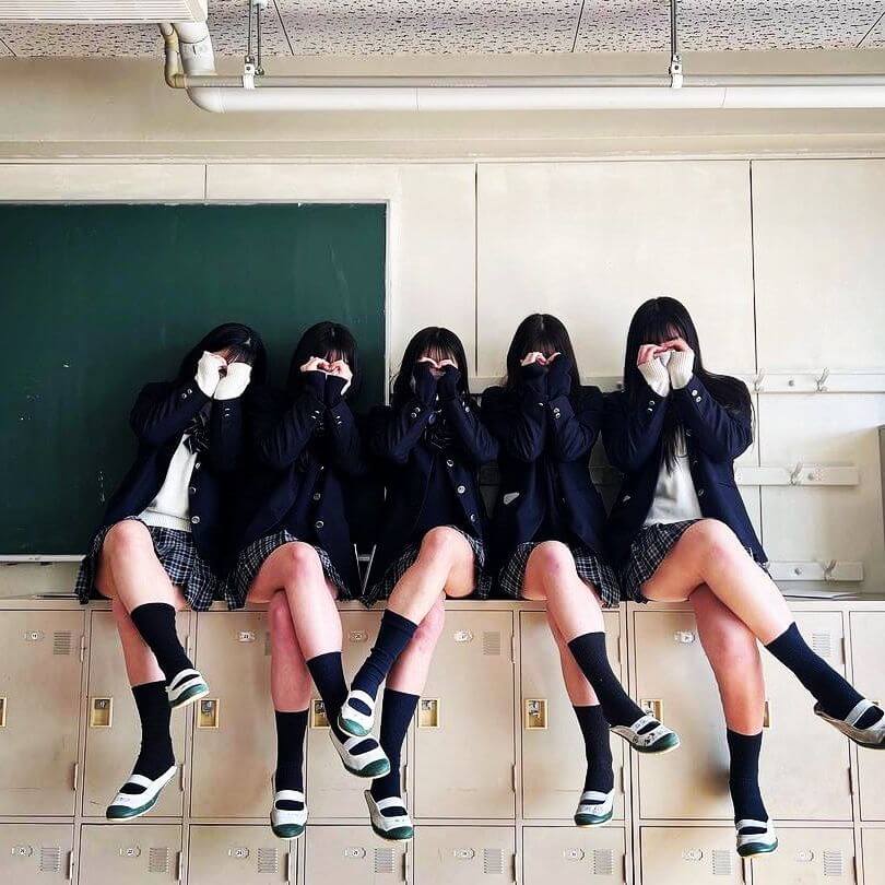 脚組みJK12