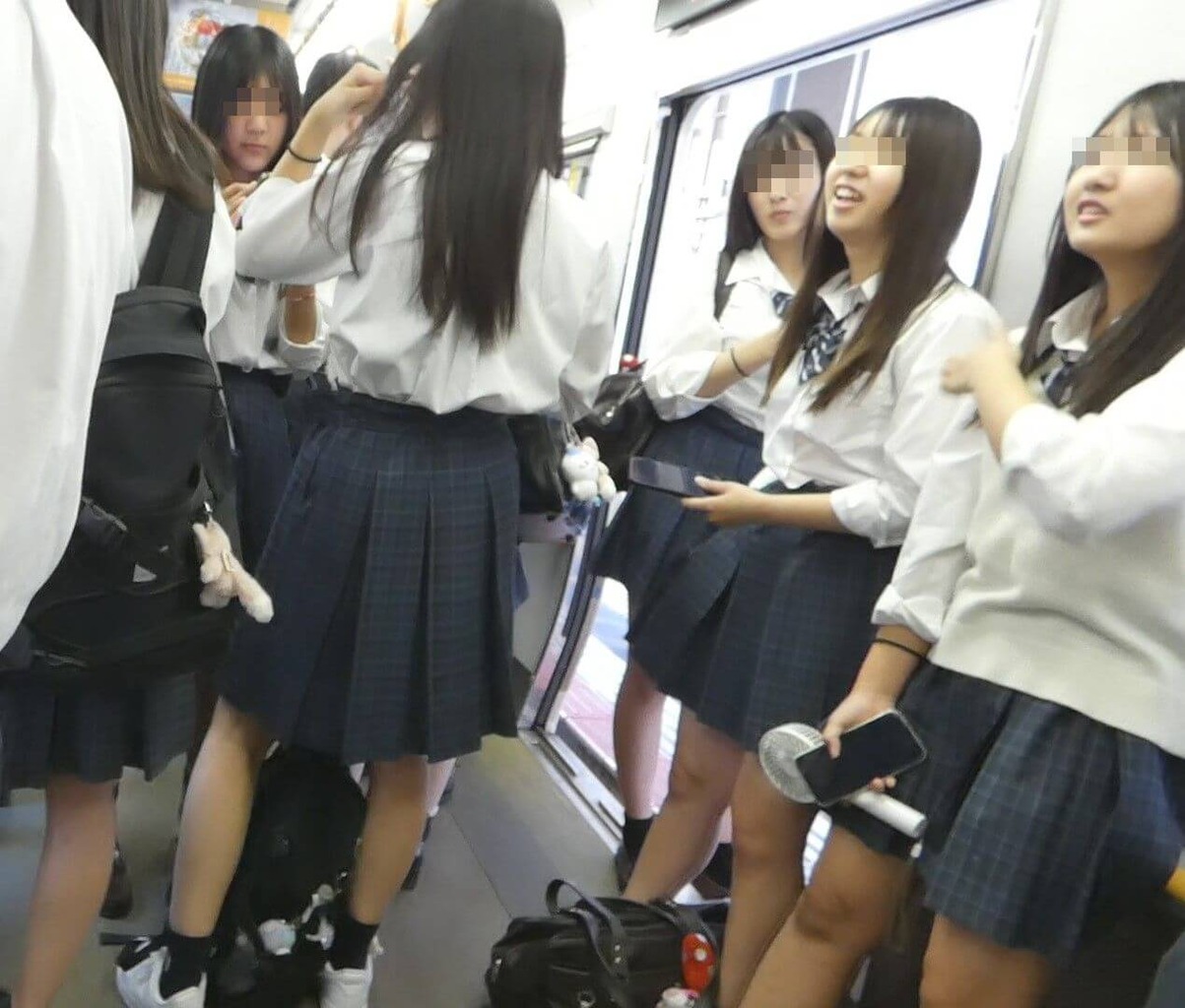 【画像】電車内で騒いでいるのがこんな女子高生だったら許せるよなwww