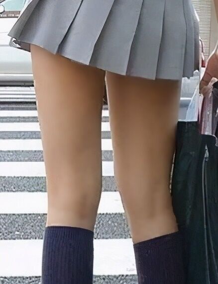 街中では騒がしいけどムチムチ太ももを拝めるから許せる女子高生ちゃん