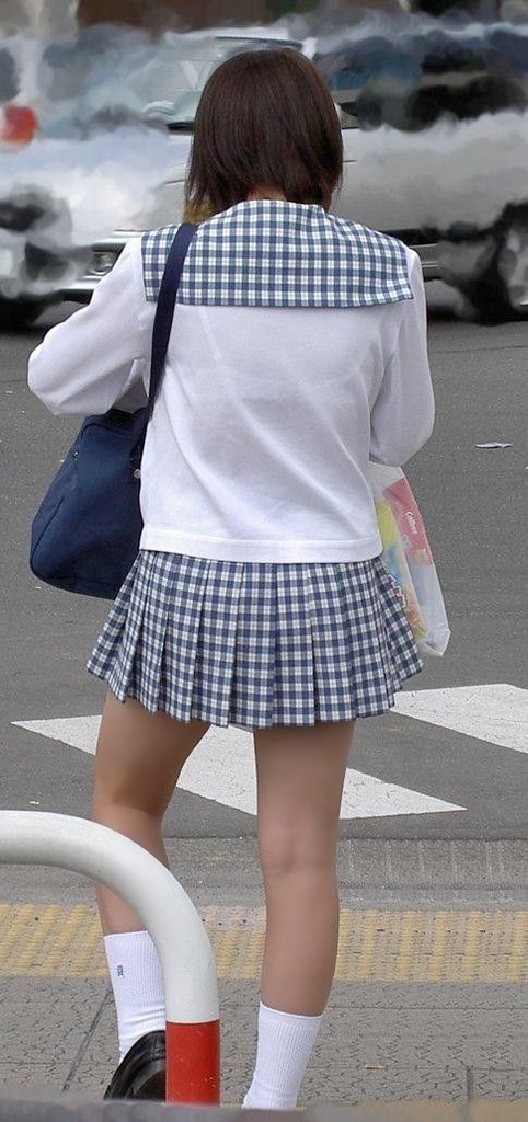 いい感じに育った女子高生のムチムチ太ももですよ
