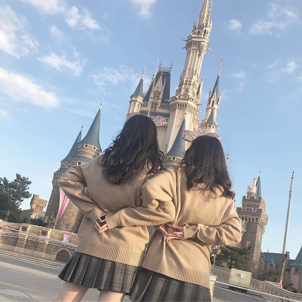 後ろ姿を見ただけで楽しさが伝わってくる夢の国の女子高生